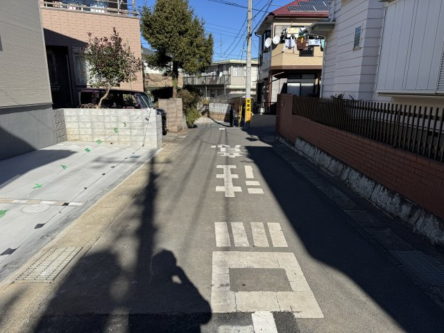 松戸市串崎新田新築戸建【松飛台小学校：4分】の前面道路含む現地写真|東側前面道路