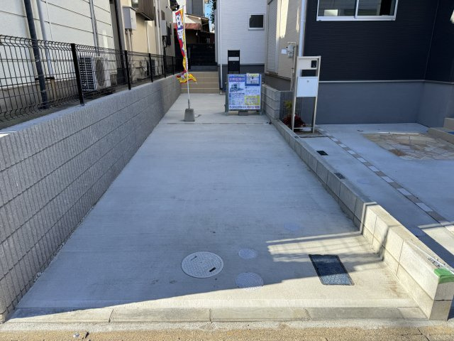 松戸市串崎新田新築戸建【松飛台小学校：4分】の駐車場|2号棟駐車スペース・縦列２台駐車可