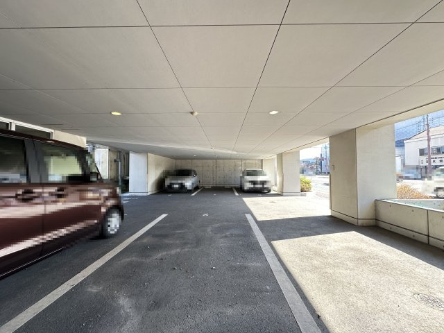 シャルマンの駐車場