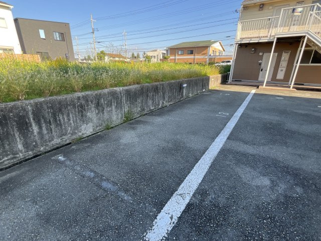 ルミエール飾磨Ⅱの駐車場