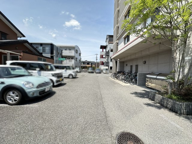 ルガーノ杉井流の駐車場