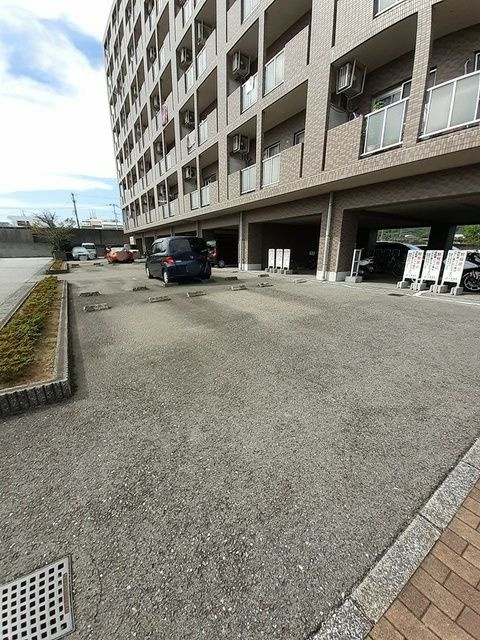 高そねマンションの駐車場