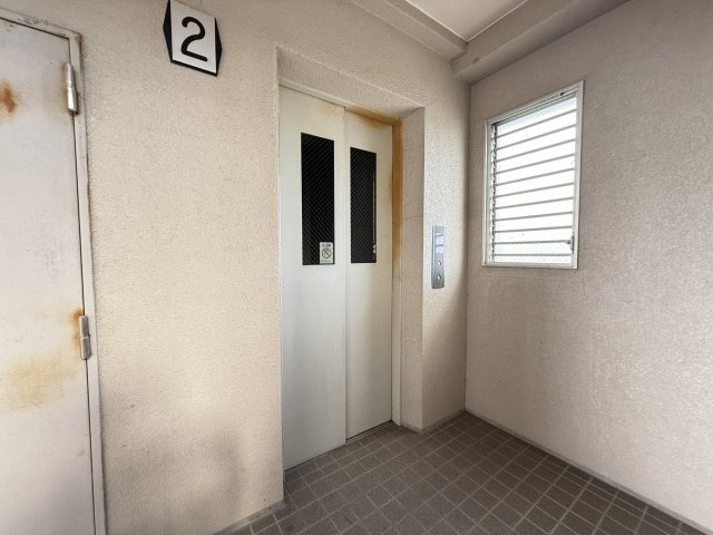 高そねマンションのエントランス