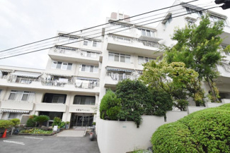 【外観】 | 青空によく映える建物です。手入れの行き届いた外壁やマンション正面エントランスなど、綺麗な姿をぜひ一度、現地にてご覧ください。～即日のご見学可能～　お問合せはお気軽にどうぞ。