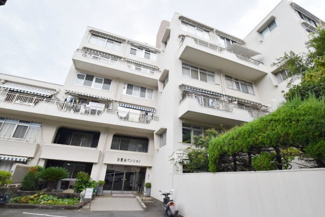 【外観】 | 手入れの行き届いた外壁やエントランスなど、「見ればわかる」レベルで清潔感を保ったマンションです。築年数を感じさせない姿で皆様をお出迎えします。～即日のご見学可能～　お問合せはお気軽にどうぞ。