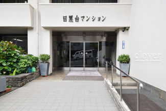 【エントランス】 | お客様を、そして住人を出迎えてくれるマンションのエントランス。ゴミが落ちていないことからも、管理状態の良さや住民の節度の高さが見て取れます。～即日のご見学可能～　お問合せはお気軽にどうぞ。