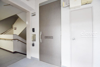 【その他共用部分】 | 皆様をお迎えする、お部屋の玄関ドア。開けやすさや開放角度、ドアノブの操作しやすさや鍵の形状などを、現地で一度ご確認ください。～即日のご見学可能～　お問合せはお気軽にどうぞ。