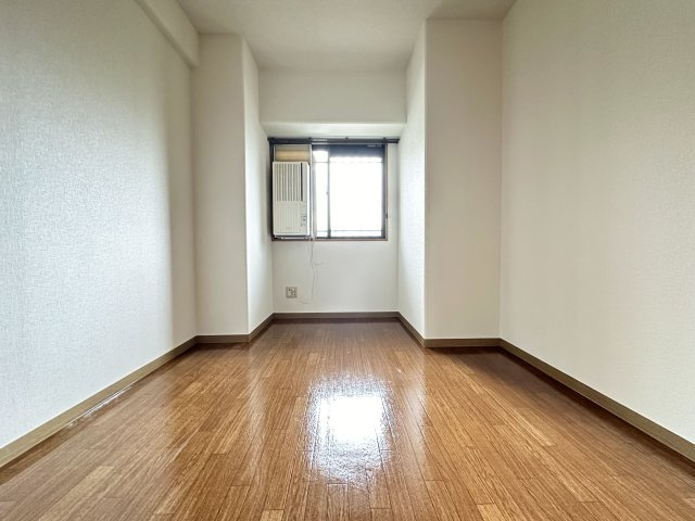 クレストの洋室