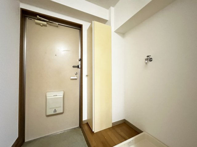 貮室邸マンションの玄関