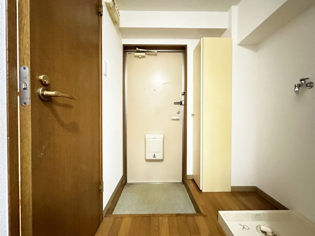 貮室邸マンションの玄関