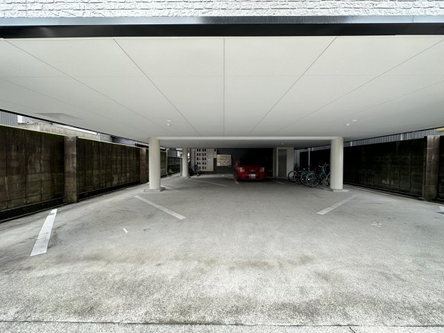 貮室邸マンションの駐車場