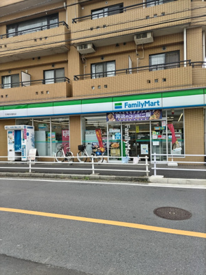 ファミリーマート 花月総持寺駅前店　400ｍ
