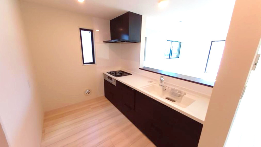 厚木市妻田西2丁目　中古戸建のキッチン|キッチンでお料理をお楽しみください