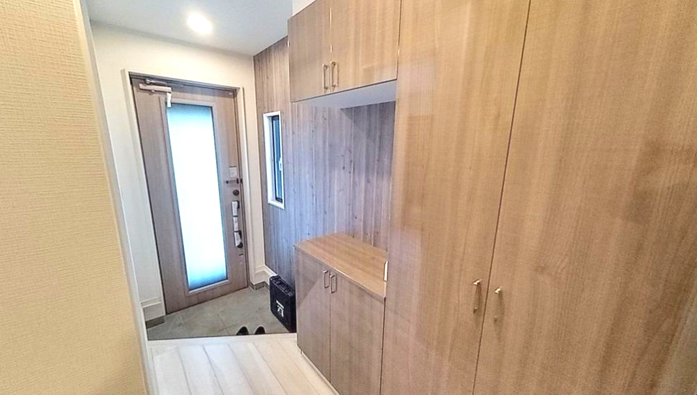 厚木市妻田西2丁目　中古戸建の玄関|落ち着いた玄関です