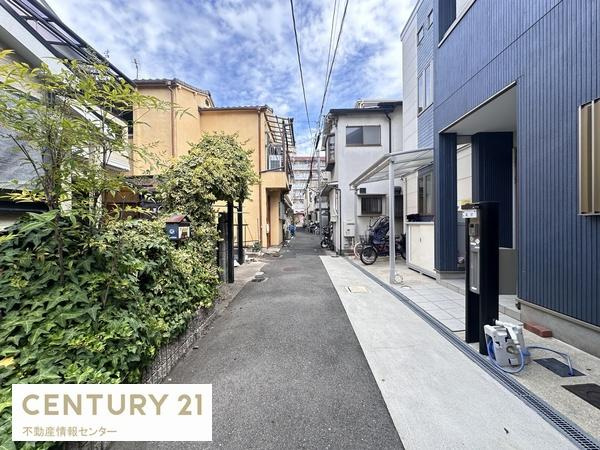 【前面道路含む現地写真】 | 高見２丁目　中古戸建 | 前面道路の幅が狭いので、現状ではお車の駐車はできません。
将来的には、並びの建物が再建築されれば車の通行は可能になります。