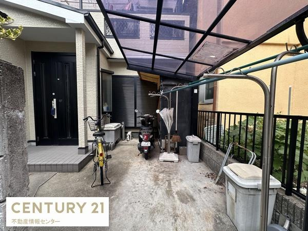 【その他】 | 高見２丁目　中古戸建 | ルーフを設置されており、自転車やバイク等が濡れないように駐輪可能！広さがしっかりありますので、お布団等を干すことも可能です！