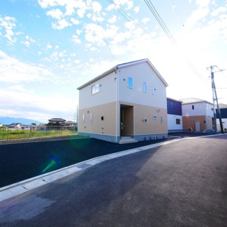 【外観】 | 甲斐市島上条 新築全5棟4号棟 オール電化　写真撮影の露出をミスってますね。