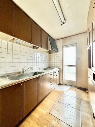 【中古戸建】佐波郡玉村町板井のキッチン|■キッチン｜全スライド式収納キッチン♪お皿や鍋の出し入れもラクラクです（＾＾）！