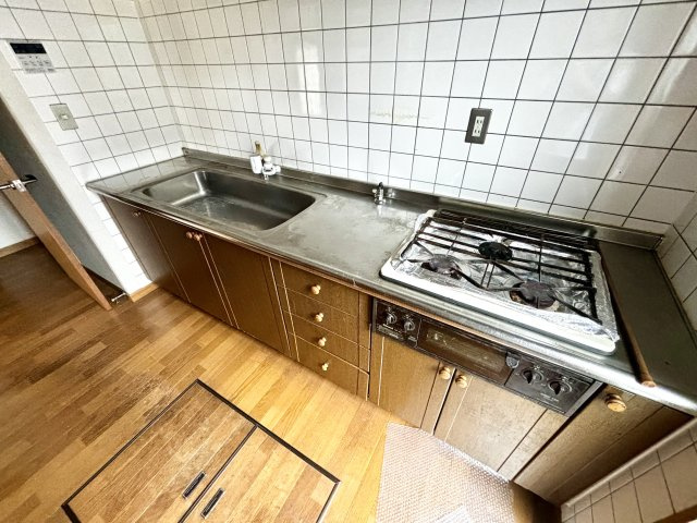 【中古戸建】佐波郡玉村町板井のキッチン|■キッチン｜鍋やお皿の出し入れもラクラクです☆また、ワークトップ幅が広く、お子さまと並んで料理ができます♪