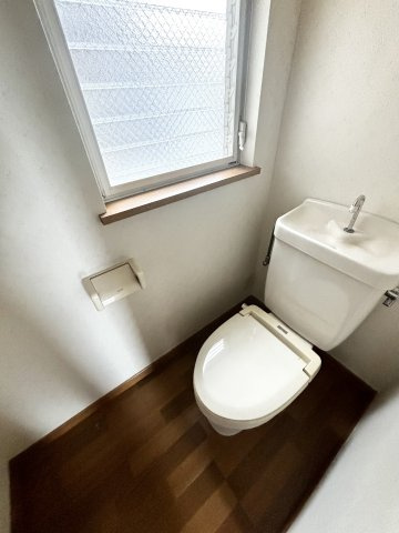 【中古戸建】佐波郡玉村町板井のトイレ|■トイレ｜白を基調としたトイレになってます♪窓付きなので常に綺麗を保てます♪