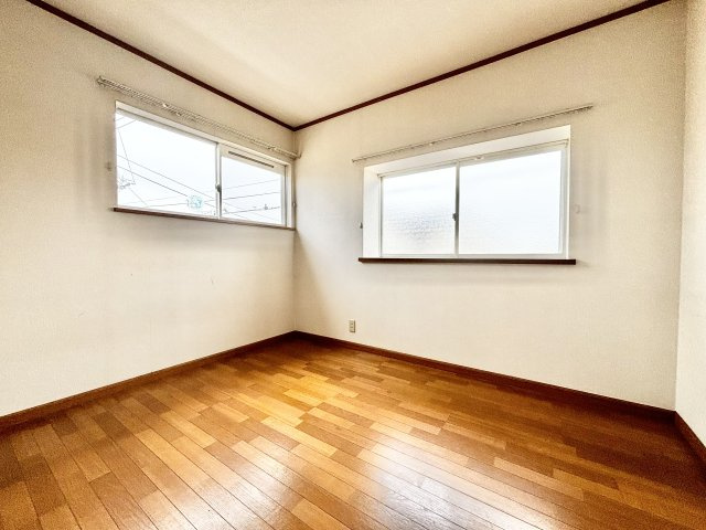【中古戸建】佐波郡玉村町板井の洋室|■洋室｜ナチュラルカラーの床です。模様替えなどとても楽しく工夫できます♪陽当たり、風通しもとても良いので毎日快適な生活スタートです！子供部屋にも良いですね♪