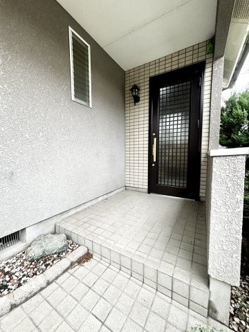 【中古戸建】佐波郡玉村町板井の玄関|■玄関｜屋根付きの玄関ドアです！雨が降っていても玄関の出入りも雨に濡れてしまう心配もございません！高級感あふれる玄関ドアもpointです