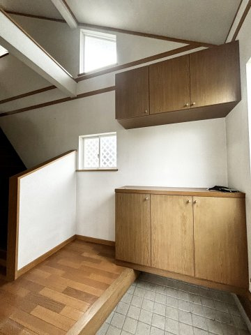 【中古戸建】佐波郡玉村町板井の玄関|■玄関｜毎日の「いってらっしゃい」や「お帰りなさい」を大切なご家族と過ごす玄関は〈使いやすさ〉を追求しております。玄関横の物入は急な来客時でもさっとお片付けできるスペースを確保しています。