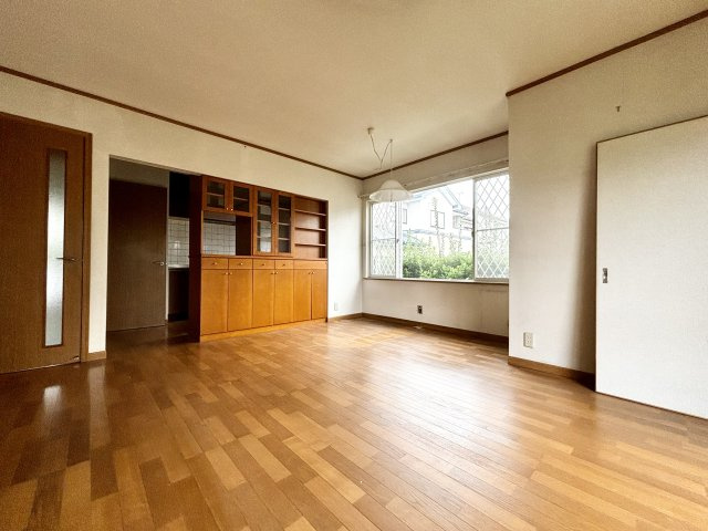 【中古戸建】佐波郡玉村町板井の居間・リビング|■リビング｜落ち着きのある表情を見せるリビングダイニング。太陽の光がたっぷり差し込むリビングは、自然とご家族が集まる居心地の良い空間です。