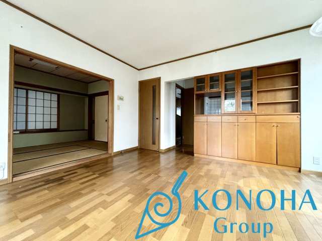 【中古戸建】佐波郡玉村町板井の居間・リビング|■リビング｜木製で懐かしさのある家具やアンティーク調の小物に囲まれてレコードを流したり小説を読んだり…そんな心ときめく暮らしをしませんか？
