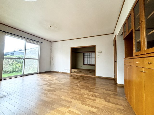 【中古戸建】佐波郡玉村町板井の居間・リビング|■リビング｜家族でゆったりくつろげる、居心地の良いリビング♪賃貸と違って、テレビや音楽の音を気にしなくて良いことが嬉しいですね(*＾＾*)