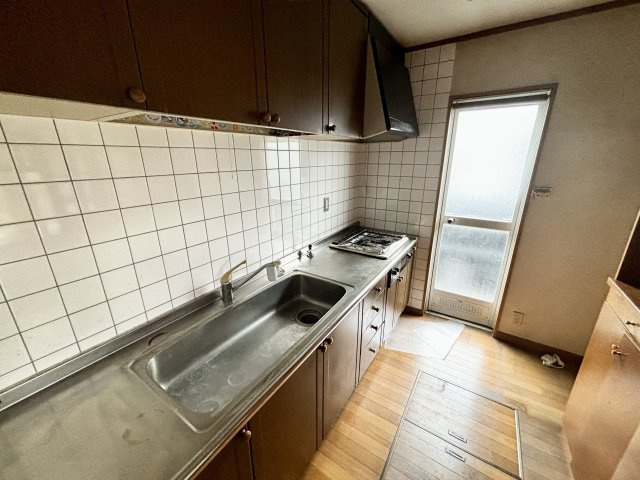 【中古戸建】佐波郡玉村町板井のキッチン|■キッチン｜ワークトップの幅が広く、お子様といっしょにお料理をつくったり、ちょっとしたパーティーも楽しめます。フラットなのでお掃除がしやすいのもポイントです♪