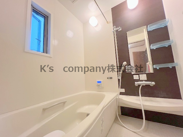 ■茅ヶ崎市今宿　中古戸建の浴室|アクセントパネルのシックな浴室スペース☆半身浴も楽しめるステップ付きの浴槽になっています☆