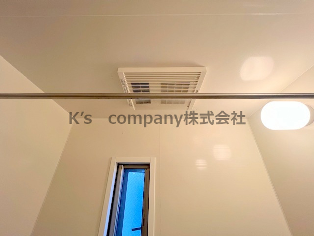 ■茅ヶ崎市今宿　中古戸建の設備|手の届きやすい窓が付いているので換気がしやすく防カビ効果に繋がります☆浴室乾燥機を使用する際に使用する物干し付きです☆