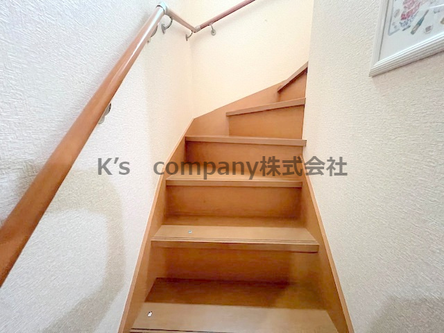 ■茅ヶ崎市今宿　中古戸建の内装|手すり付きの階段☆