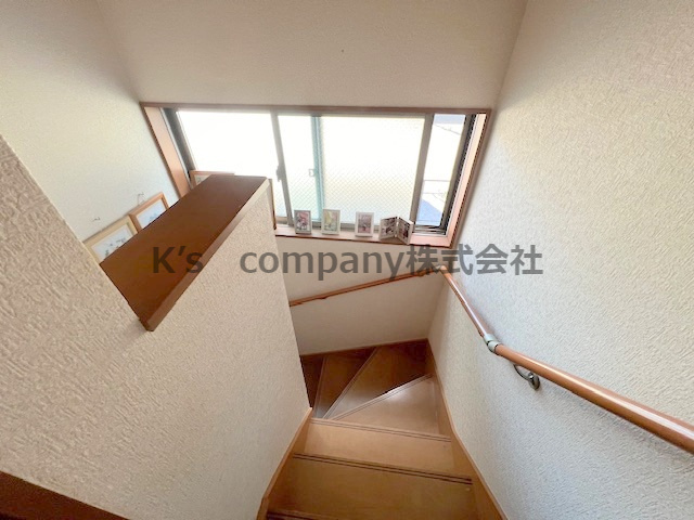 ■茅ヶ崎市今宿　中古戸建の内装|自然光が大きな窓から入る明るい階段スペース☆