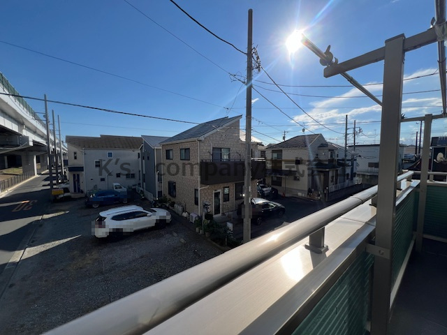 ■茅ヶ崎市今宿　中古戸建の展望|南側の正面は通路と駐車場になっているので開放感のある角地のように感じられる敷地になっています◇