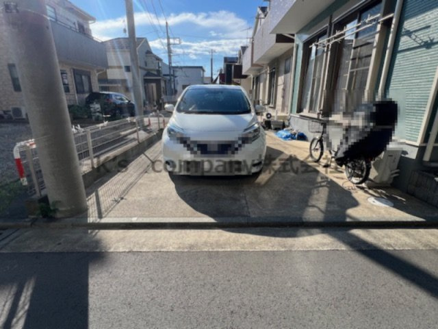 ■茅ヶ崎市今宿　中古戸建の駐車場|駐車スペース☆前面道路の幅が広いので駐車しやすいです♪