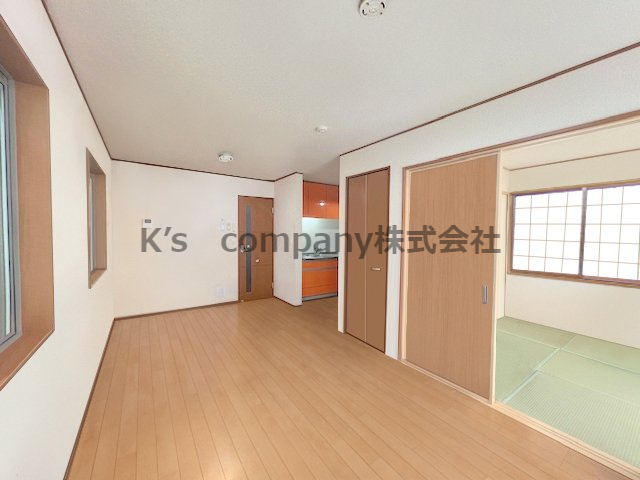 ■茅ヶ崎市今宿　中古戸建の居間・リビング|家具を消すCG加工をしています◇南向きのリビングで陽当たりも良く、和室4.5帖が隣接しており開放してお使いいただくとよりリビングが広く感じられます♪