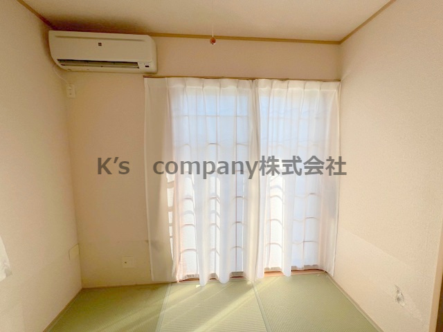 ■茅ヶ崎市今宿　中古戸建の和室|リビングの隣の和室4.5帖◇2面採光で窓も広いのでとても明るいお部屋です◇