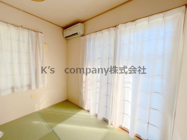 ■茅ヶ崎市今宿　中古戸建の和室|襖を開けている時はリビングの一部として裸足でくつろげる憩いのスペースに☆来客の際は個室としてのご利用も☆あると嬉しい使い勝手の良い和室スペースです♪