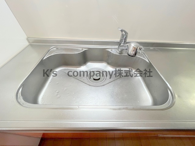 ■茅ヶ崎市今宿　中古戸建のキッチン|扱いやすいステンレス素材のシンク◇