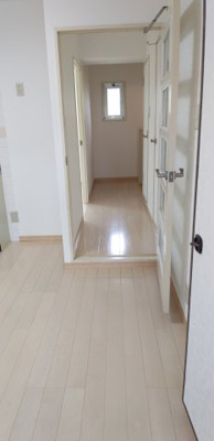 【その他】 | ジョイム毛呂山  | リビングから玄関廊下へ