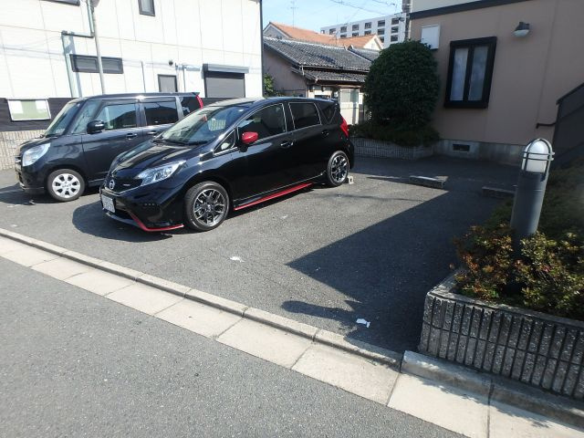 ドミール小阪の駐車場