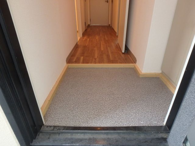 ドミール小阪の玄関