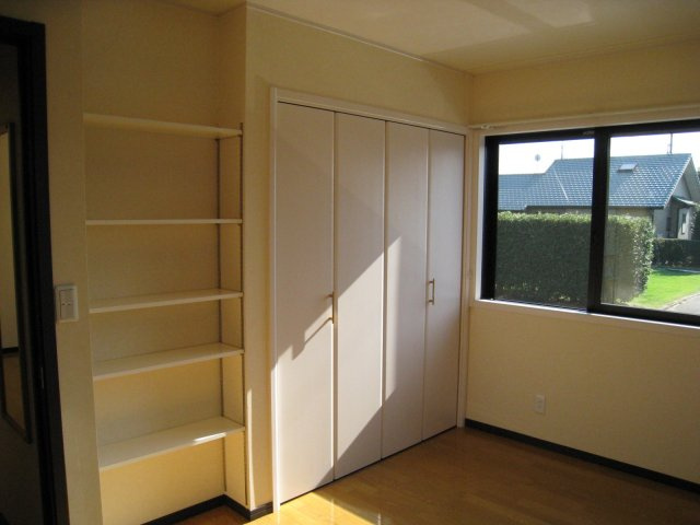 シャイデック東光台の洋室|明るい洋室です。収納も多数あります。