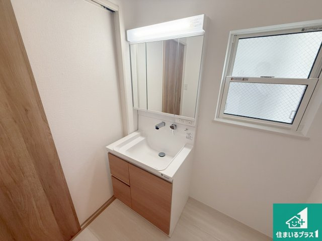 8(土)9(日)現地説明会　富田林市津々山台　ラスト1邸の独立洗面台|清潔感のある洗面台です。フラットな鏡は掃除がしやすく毎日清潔！鏡裏には収納があるのでスッキリとした洗面台が保てます。