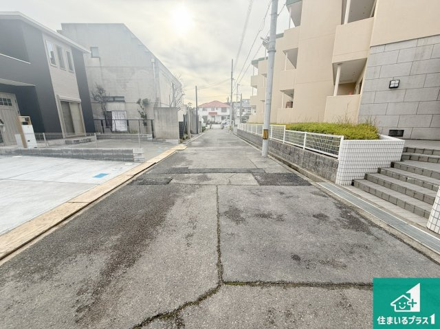 8(土)9(日)現地説明会　富田林市津々山台　ラスト1邸の前面道路含む現地写真|周辺は閑静な住宅街！前面道路広々で車の出し入れも便利です。駐車が苦手な方でも安心して車庫入れできます！