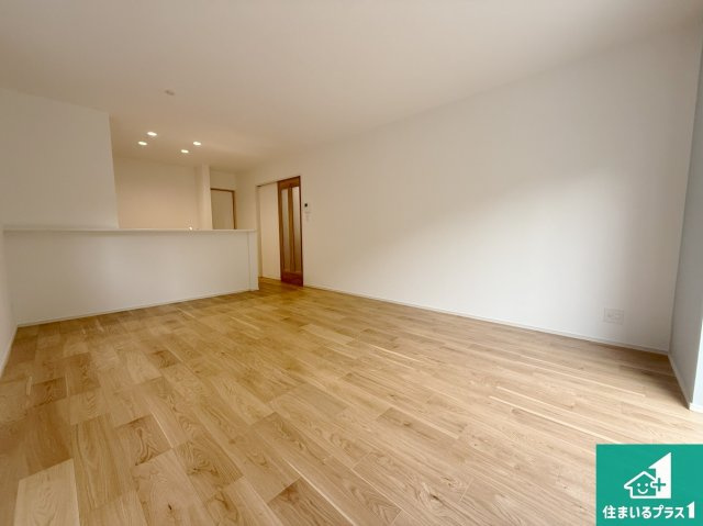 8(土)9(日)現地説明会　富田林市津々山台　ラスト1邸の居間・リビング|日当たり良好の明るいリビングで朝の目覚めもスッキリできそう！対面キッチンでご家族のコミュニケーションも自然と増える設計！小さなお子様が遊ぶスペースを作っても広々とくつろげるLDK！