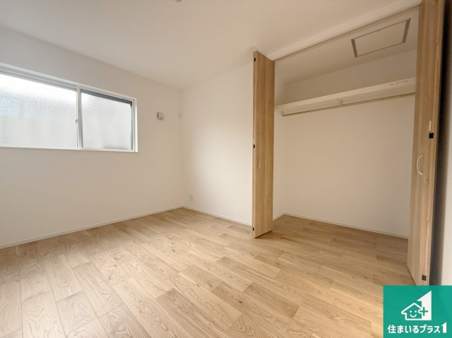 8(土)9(日)現地説明会　富田林市津々山台　ラスト1邸の洋室|シンプルな洋室は、自分好みのインテリアが楽しめます♪ご家族とインテリアや家具を選びに行くのは新築購入時の醍醐味の一つです。ぜひお楽しみください♪