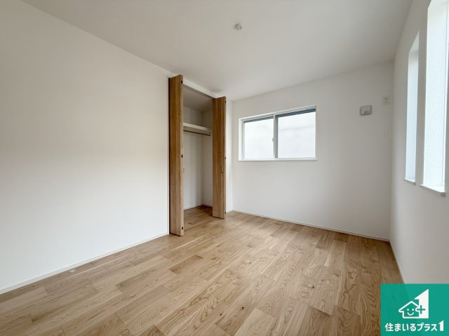 8(土)9(日)現地説明会　富田林市津々山台　ラスト1邸の洋室|シンプルな洋室は、自分好みのインテリアが楽しめます♪ご家族とインテリアや家具を選びに行くのは新築購入時の醍醐味の一つです。ぜひお楽しみください♪